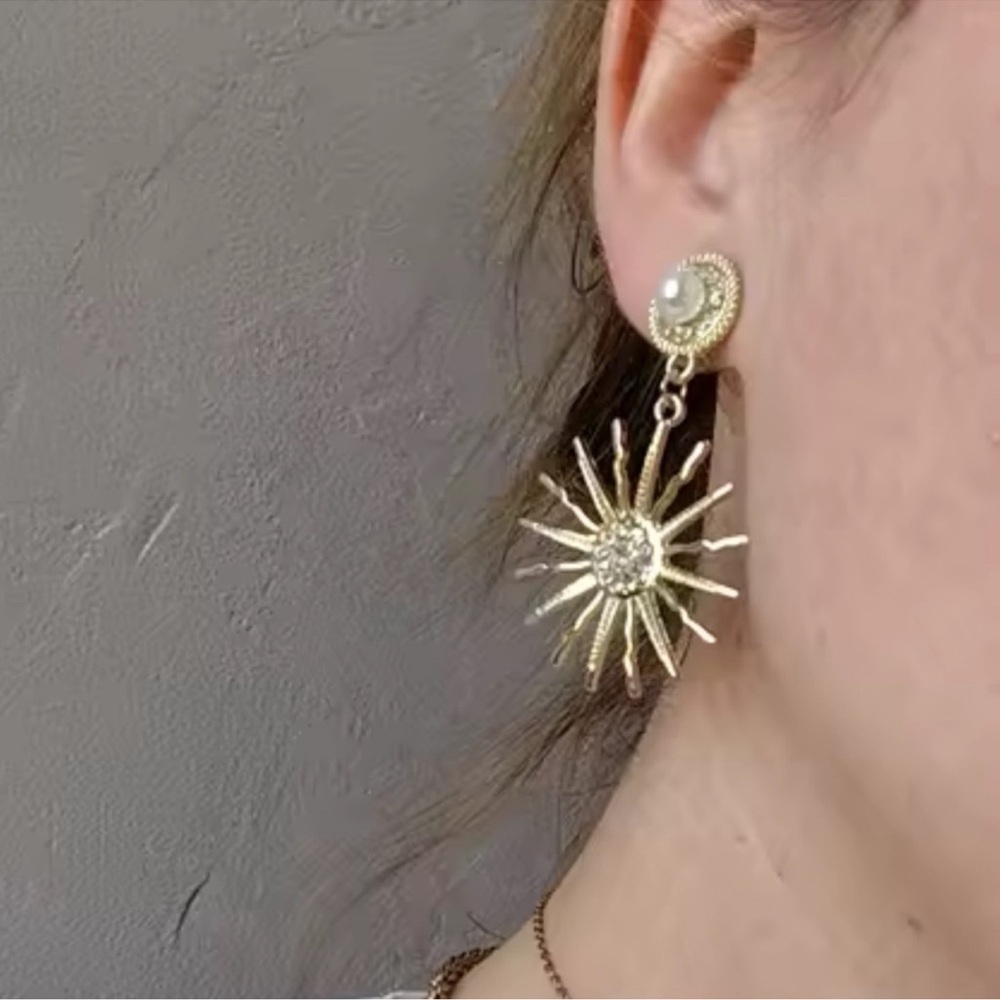NEW! Elegant Gold Sunburst Sun Ear Clip. ☀️   A9-304 - Picture 2 of 3